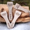 Lot de spatules à raclette en bois personnalisées avec gravure de prénoms et phrases humoristiques.