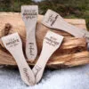 Lot de spatules à raclette en bois personnalisées avec gravure de prénoms et phrases humoristiques.