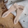 Lot de 2 spatules à raclette en bois personnalisées avec gravure de prénoms et phrases humoristiques pour couple ou crémaillère.