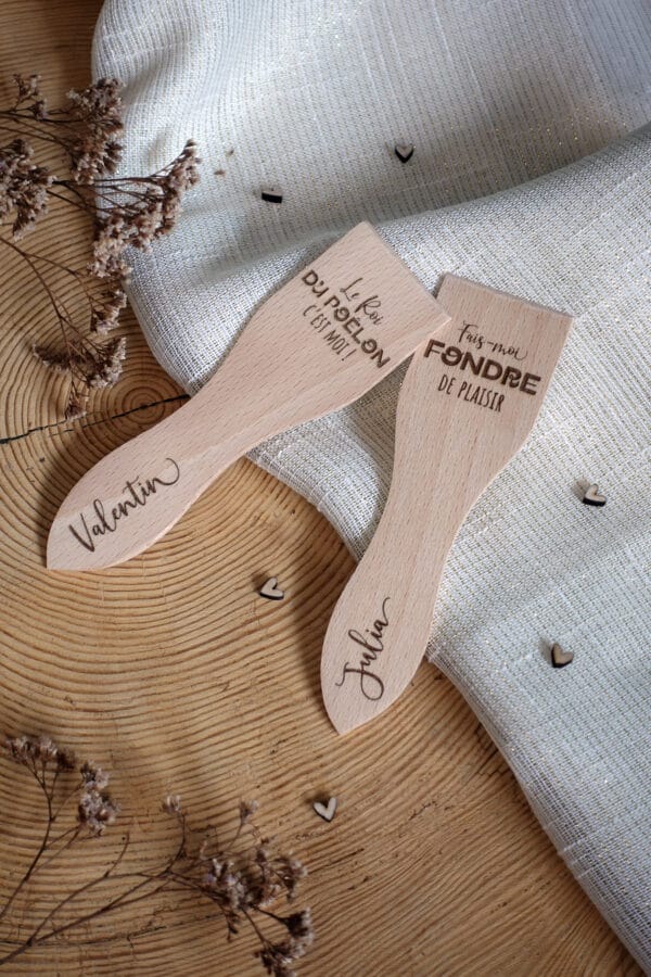 Lot de 2 spatules à raclette en bois personnalisées avec gravure de prénoms et phrases humoristiques pour couple ou crémaillère.