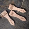 Lot de spatules à raclette en bois personnalisées avec gravure de prénoms et phrases humoristiques.