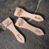 Lot de spatules à raclette en bois personnalisées avec gravure de prénoms et phrases humoristiques.