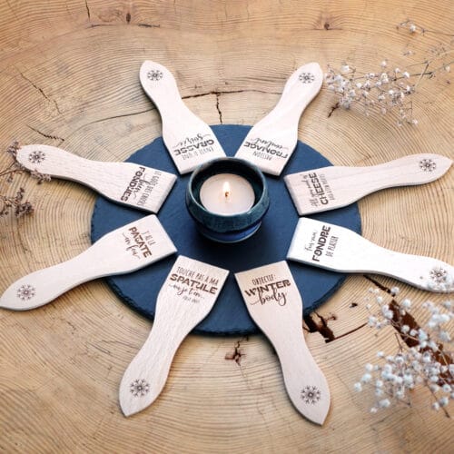 Lot de spatules à raclette en bois personnalisées avec gravure de prénoms et phrases humoristiques.