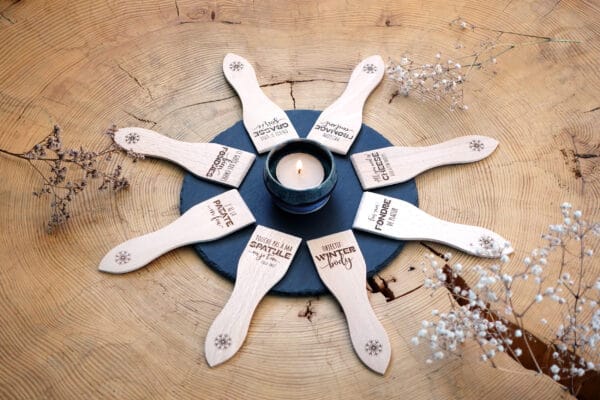 Lot de spatules à raclette en bois personnalisées avec gravure de prénoms et phrases humoristiques.